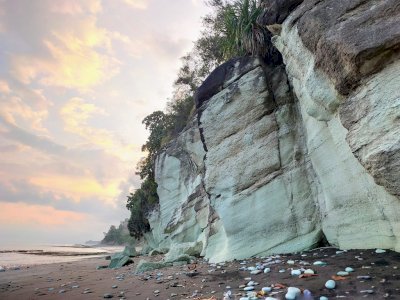Pantai Batu Biru Ende, Bak Keajaiban yang Bisa Dilihat Kasat Mata View-nya Menakjubkan! 