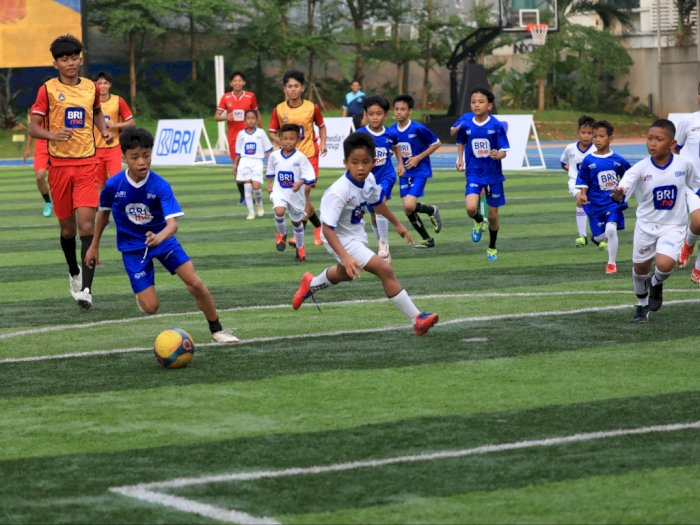 BRI Serahkan Bantuan Pendidikan Bagi 50 Anak Sepak Bola Berbakat