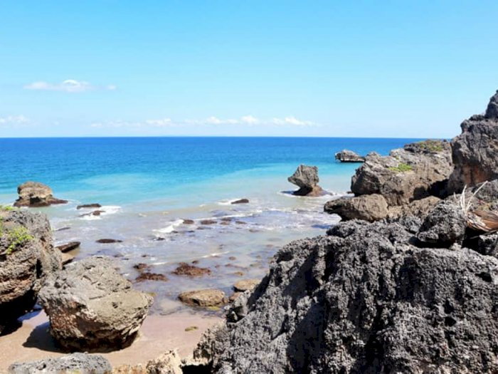 Pantai Nimtuka, View-nya Bikin Candu Suasananya Sepi Berasa Milik Sendiri
