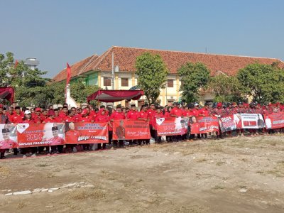 Kader PDIP Solo Bentangkan Spanduk Capres Ganjar Pranowo saat Upacara Hari Lahir Pancasila