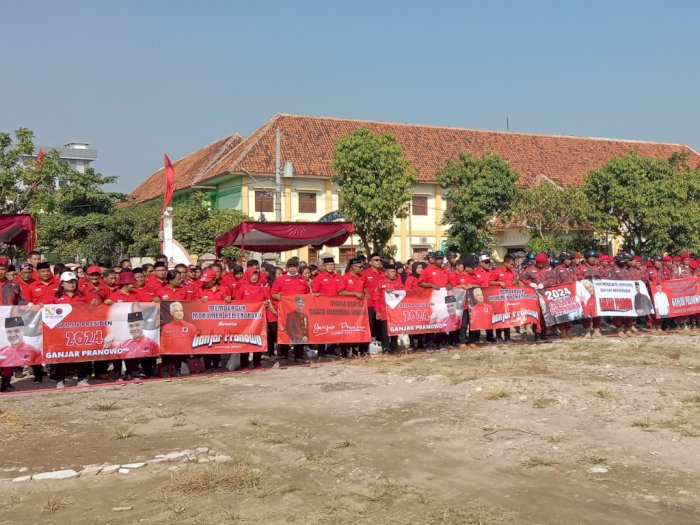 Kader PDIP Solo Bentangkan Spanduk Capres Ganjar Pranowo saat Upacara Hari Lahir Pancasila