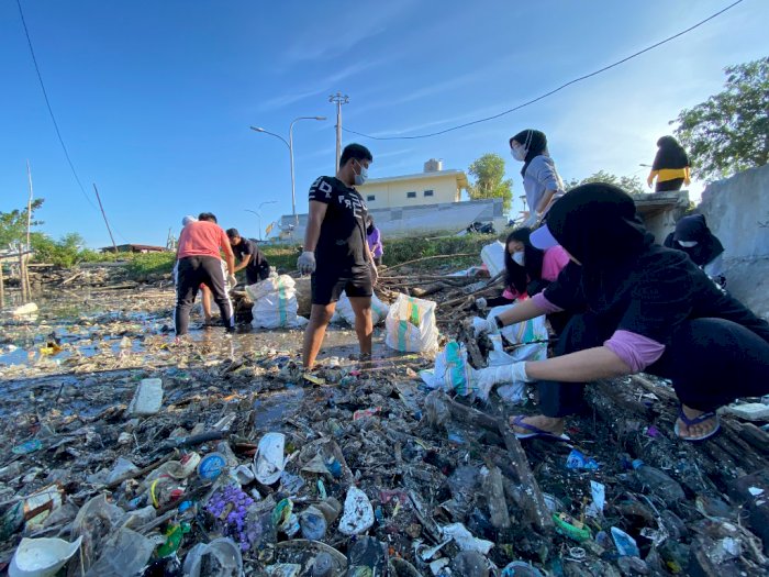 Gerah Sampah Menutupi Pantai di Anjungan Cempae, Komunitas Ini Lakukan Bersih-bersih