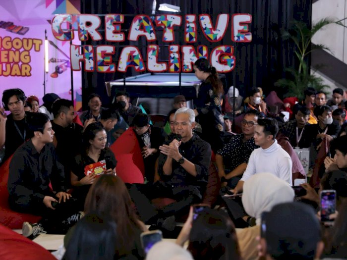 Ganjar Lukis Kaos Hingga Nyanyi Bareng Influencer dan Gen Z di Cirebon