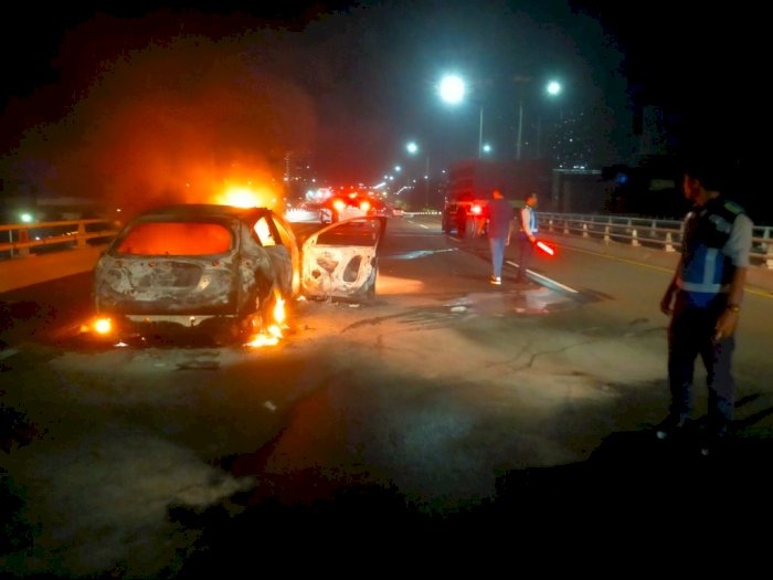 Brak! HRV Ludes Terbakar Usai Tabrak Truk di Tol Dalam Kota, Kok Bisa?