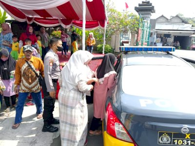 Salut! Polisi di Blitar Beri Pertolongan Ibu Hamil Pingsan di Makam Bung Karno