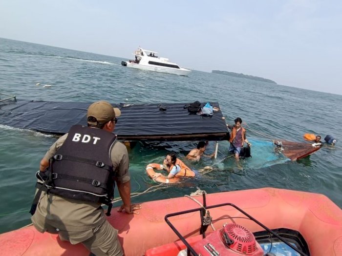 Momen Menegangkan Evakuasi Penumpang Kapal Tenggelam di Kepulauan Seribu
