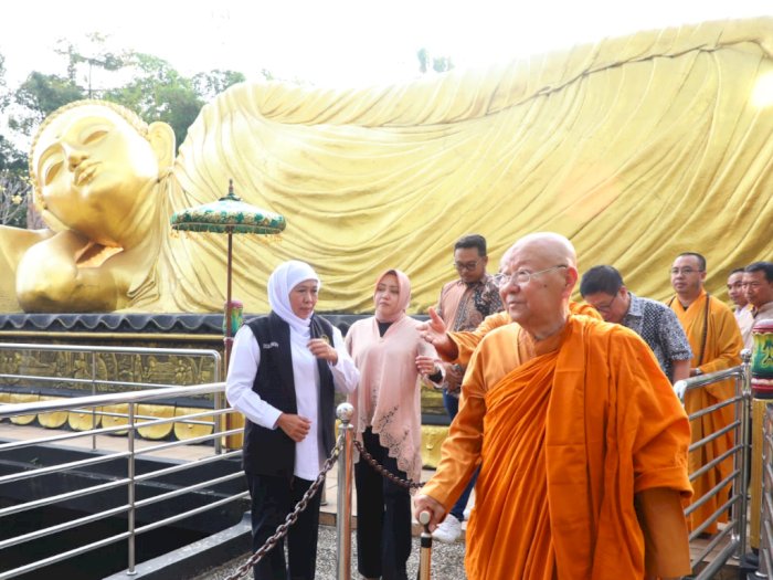 Peringati Hari Waisak, Gubernur Khofifah Kunjungi Patung ‘Buddha Tidur’
