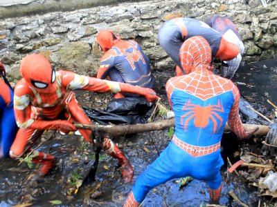 7 Pria Berkostum Spiderman Basmi Sampah "Monster" Hiasi Aliran Sungai di Parepare 