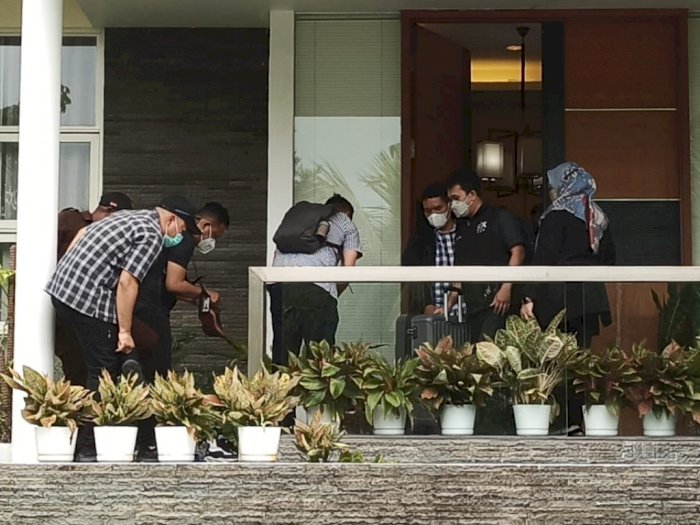 Dua Koper Dibawa KPK Usai Geledah Rumah Eks Bea Cukai Makassar Andhi Pramono