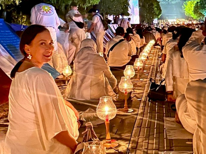 Ira Wibowo Ikut Perayaan Waisak di Candi Borobudur, Netizen Kepo soal Agama 