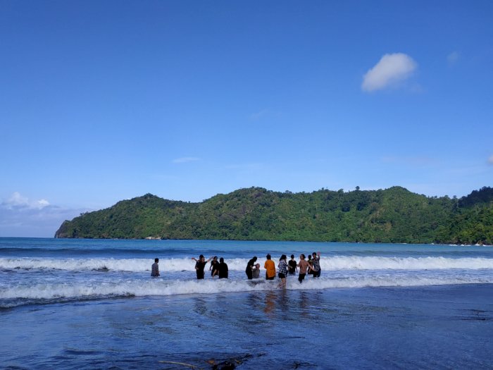 Pantai Sipelot, Surga Tersembunyi Malang Punya Hamparan Pasir Melingkar 2 Km