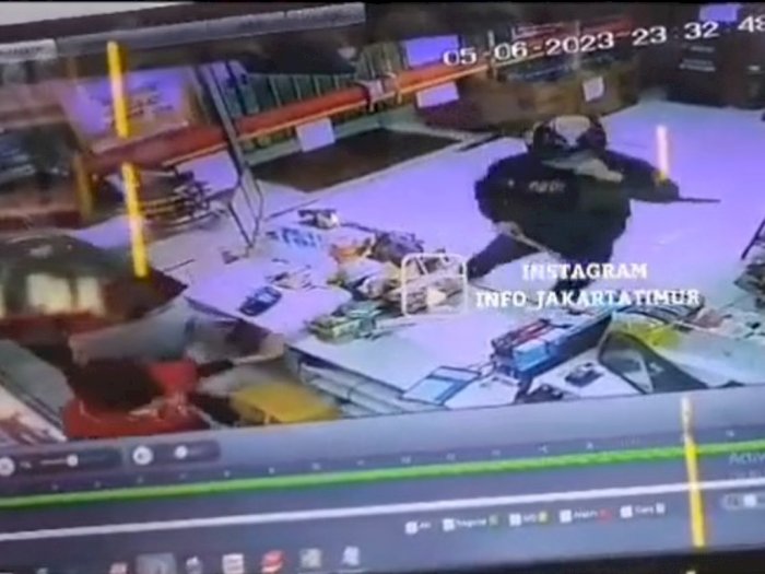 Viral Video Minimarket di Jaktim Disatroni Rampok, Pelaku Todongkan Senjata Tajam!