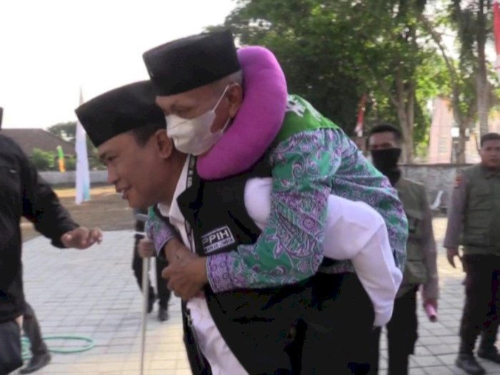 Momen Kepala Kanwil Kemenag NTB Gendong Jemaah, Potret Haji Ramah Lansia di Lombok