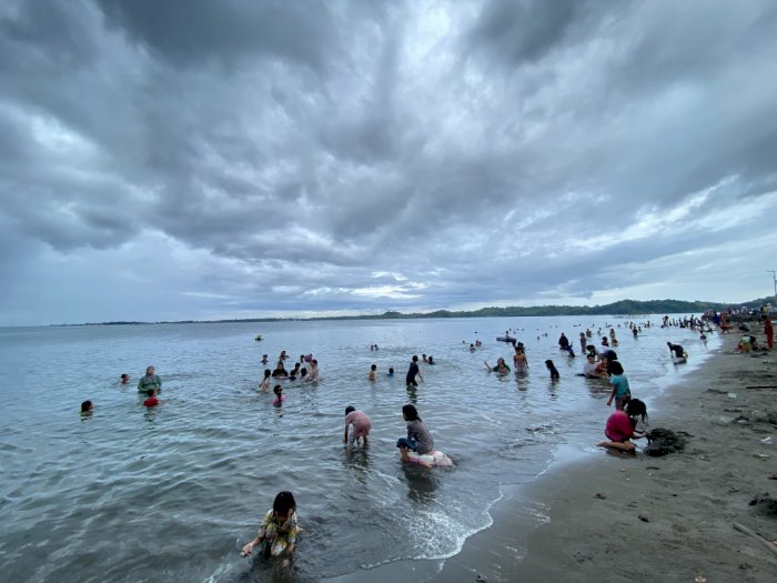 Dulu Jorok dan Kotor, Pantai Labukkang Kini Mendadak Dipenuhi Warga Sulsel