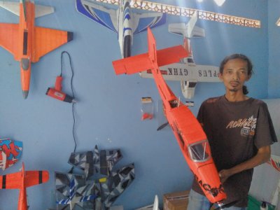 Keren! Pria Asal Mojokerto Berhasil Bikin Pesawat dari Sampah