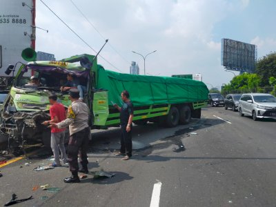 Kecelakaan Beruntun di Tol Tomang, Kernet Truk Sampai Terjepit!