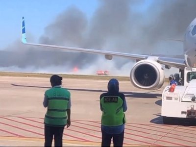 2 Penerbangan Terganggu Akibat Kebakaran Rumput di Bandara Kupang, Muncul Asap Tebal