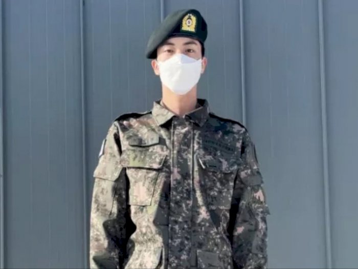 Peringati Anniversary ke-10, Jin BTS Tulis Surat Mengharukan dari Kamp Militer untuk ARMY