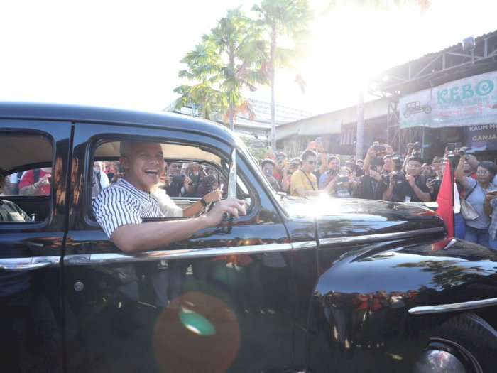 Ganjar Naik Mobil Retro Milik Eks Ibu Negara Fatmawati dalam Lawatannya ke Bali