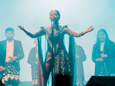 Yura Yunita Dibikin Terharu Dapat Kejutan Ulang Tahun di Konser Tutur Batin Jakarta
