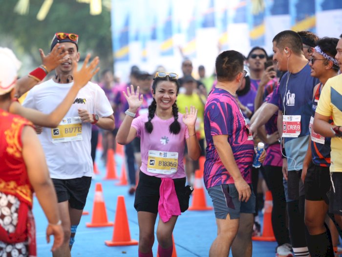 Ikut Half Marathon Pertama Kali, Nirina Zubir Raih Finish di Jogja Marathon 2023