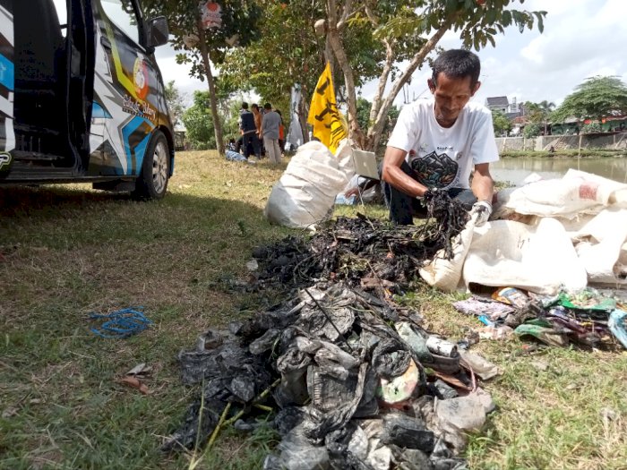 Wow! 100 Kilogram Sampah Ditemukan di Sungai Ngrowo Tulungagung