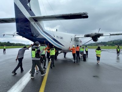 Pecah Ban, Pesawat SAM Air Tergelincir hingga Keluar Runway di Bandara Pattimura Ambon