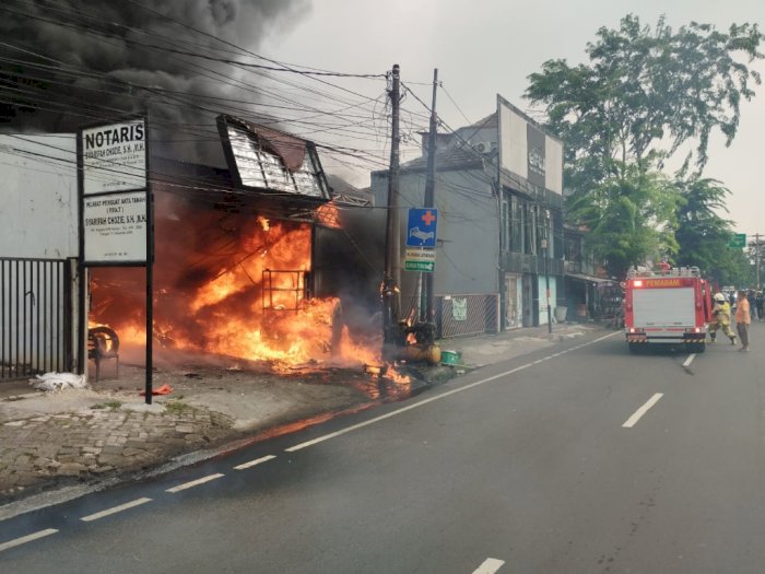 Toko Ban di Kampung Melayu Terbakar, Sebabnya Bocah Main Api