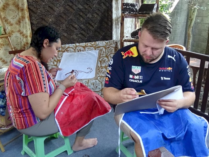 Melihat Para Bule Belajar Nge-Batik di Rumah Produksi Giriwangi Klaten