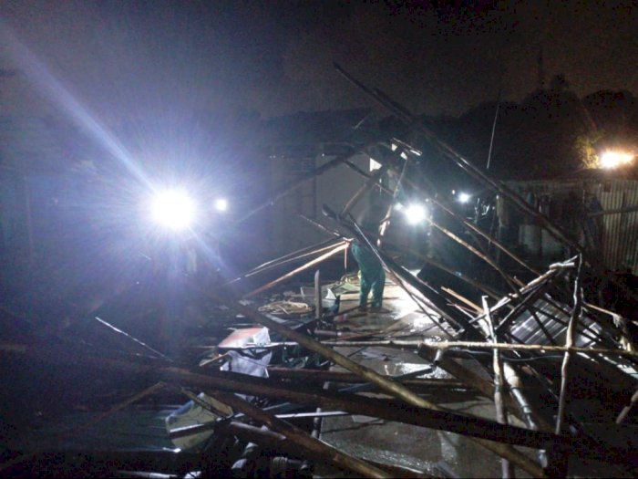 Puluhan Rumah Warga Hinterland di Belakang Padang Kota Batam Terkena Angin Puting Beliung 