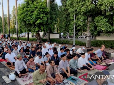 5.000 Jemaah Padati Lapangan RS Islam Pondok Kopi untuk Salat Idul Adha, sampai ke Trotoar