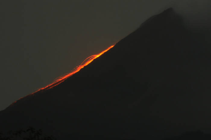 ANTARA FOTO/Aloysius Jarot Nugroho Guguran lava pijar terlihat menuruni lereng Gunung Merapi dari wailayah Balerante