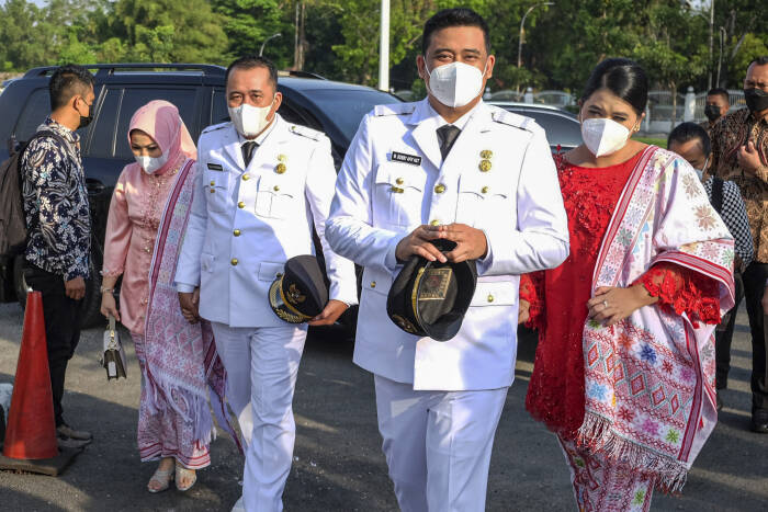 ANTARA FOTO/Irsan Mulyadi Wali Kota Medan terpilih Muhammad Bobby Afif Nasution (kedua kanan) didampingi istri Kahiyang Ayu (kanan) bersama Wakil Wali Kota Medan terpilih Aulia Rachman (kedua kiri) didampingi istri Shaula Ardianty (kiri) bersiap mengikuti pelantikan di Medan