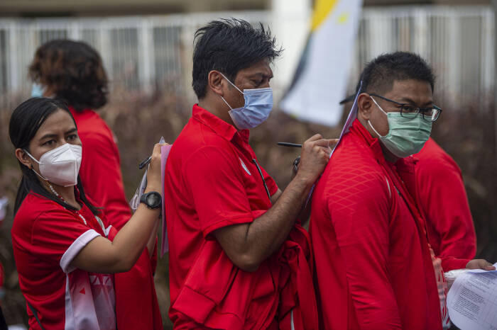 Sejumlah atlet dan ofisial mengisi kertas pendaftaran vaksinasi COVID-19 (ANTARA FOTO/Aditya Pradana Putra) Sejumlah atlet dan ofisial mengisi kertas pendaftaran vaksinasi COVID-19 (ANTARA FOTO/Aditya Pradana Putra)