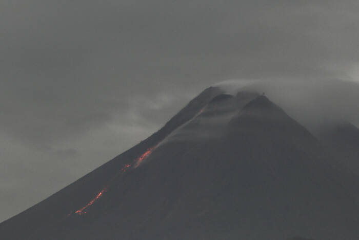 ANTARA FOTO/Hendra Nurdiyansyah Guguran lava pijar terlihat dari Desa Hargobinangun