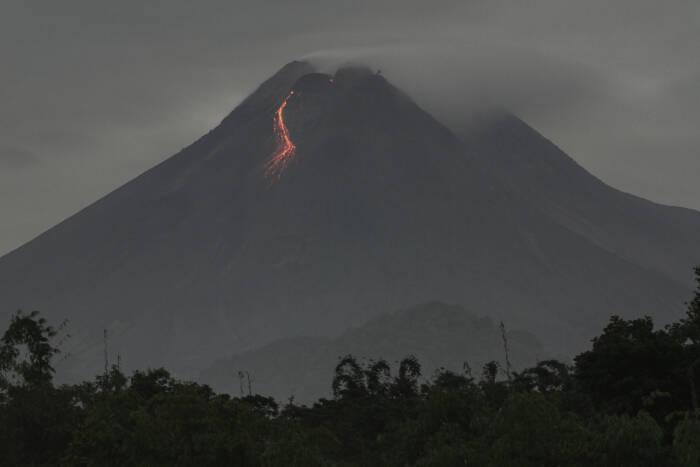 ANTARA FOTO/Hendra Nurdiyansyah Guguran lava pijar terlihat dari Desa Hargobinangun