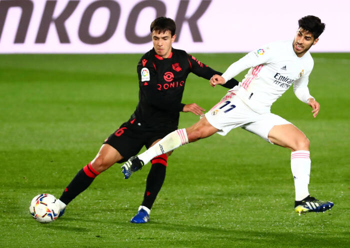 Pemain Real Madrid, Marco Asensio berupaya merebut bola dari pemain Real Sociedad, Martin Zubimendi. (photo/REUTERS/Sergio Perez) Pemain Real Madrid, Marco Asensio berupaya merebut bola dari pemain Real Sociedad, Martin Zubimendi. (photo/REUTERS/Sergio Perez)