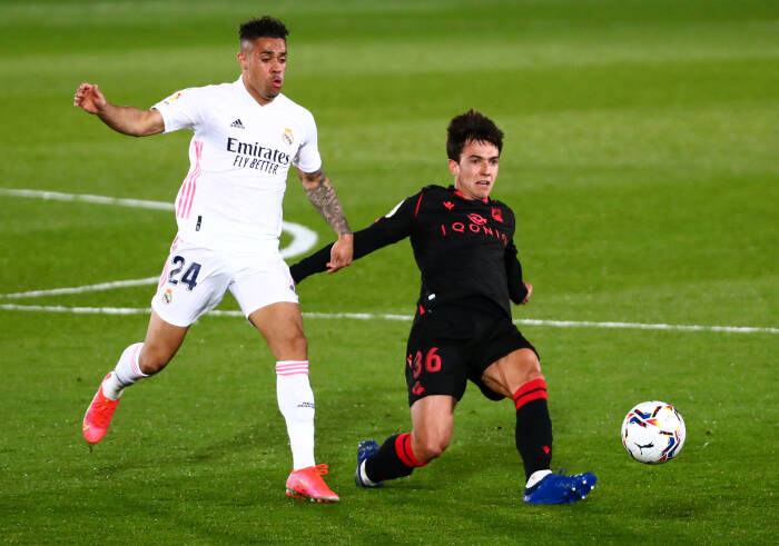 Pemain Real Sociedad, Martin Zubimendi menendang bola sambil mendapat gangguan dari pemain Real Madrid, Mariano Diaz. (photo/REUTERS/Sergio Perez) Pemain Real Sociedad, Martin Zubimendi menendang bola sambil mendapat gangguan dari pemain Real Madrid, Mariano Diaz. (photo/REUTERS/Sergio Perez)