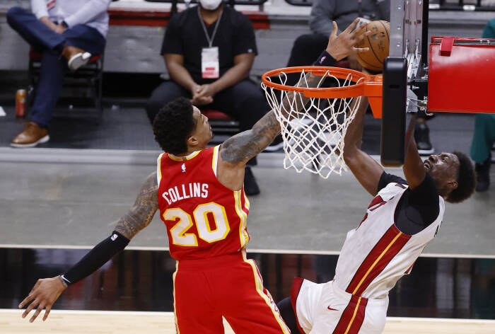 Penyerang Atlanta Hawks John Collins (20) memblok tembakan dari center Miami Heat Bam Adebayo (13). REUTERS/Rhona Wise Penyerang Atlanta Hawks John Collins (20) memblok tembakan dari center Miami Heat Bam Adebayo (13)