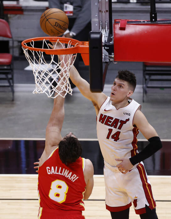 Guard Miami Heat Tyler Herro (14) menembak melewati penyerang Atlanta Hawks Danilo Gallinari (8). REUTERS/Rhona Wise Guard Miami Heat Tyler Herro (14) menembak melewati penyerang Atlanta Hawks Danilo Gallinari (8). REUTERS/Rhona Wise