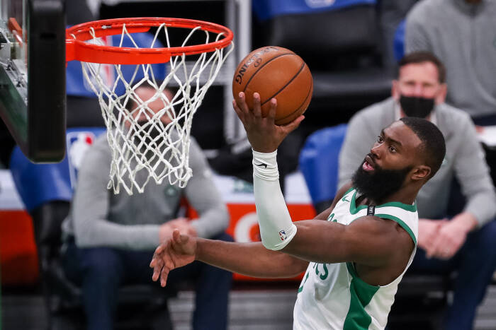 Guard Boston Celtics Jaylen Brown (7) melaju ke keranjang (REUTERS/Paul Rutherford) Guard Boston Celtics Jaylen Brown (7) melaju ke keranjang