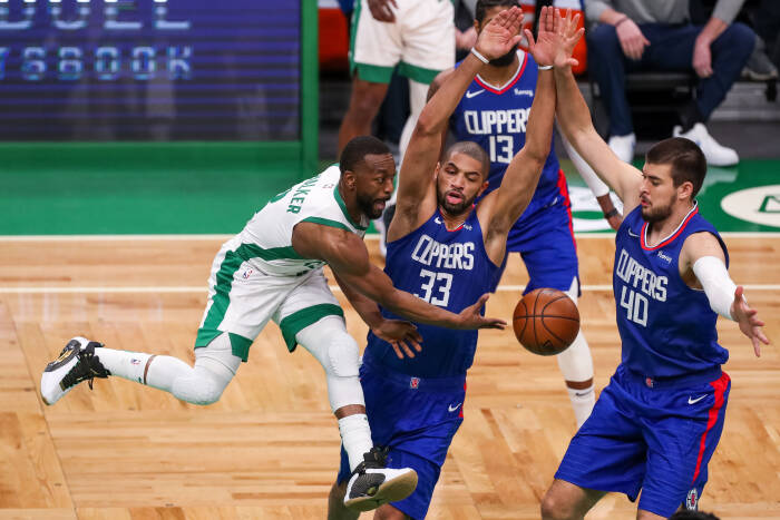 Guard Boston Celtics Kemba Walker (8) mengoper bola (REUTERS/Paul Rutherford) Guard Boston Celtics Kemba Walker (8) mengoper bola