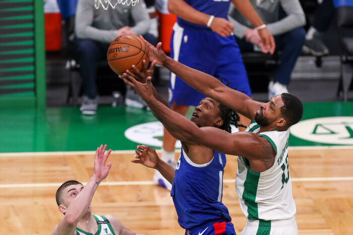 Guard Los Angeles Clippers Terance Mann (14) dan forward Boston Celtics Tristan Thompson (13) bertarung untuk rebound (REUTERS/Paul Rutherford) Guard Los Angeles Clippers Terance Mann (14) dan forward Boston Celtics Tristan Thompson (13) bertarung untuk rebound
