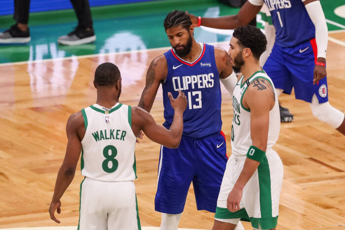Guard Los Angeles Clippers Paul George (13) dan guard Boston Celtics Kemba Walker (8) berjabat tangan setelah pertandingan mereka (REUTERS/Paul Rutherford) Guard Los Angeles Clippers Paul George (13) dan guard Boston Celtics Kemba Walker (8) berjabat tangan setelah pertandingan mereka