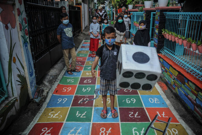 FOTO: Antipasi Kecanduan Gadget Dengan Permainan Tradisional di Bandung - Apakah Ular Tangga Termasuk Permainan Tradisional