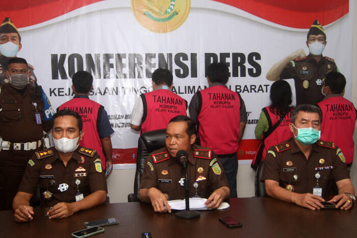ANTARA FOTO/Jessica Helena Wuysang Kepala Kejaksaan Tinggi (Kejati) Kalbar Masyhudi (kedua kanan) didampingi Wakil Kajati Kalbar Juniman Hutagaol (kanan)