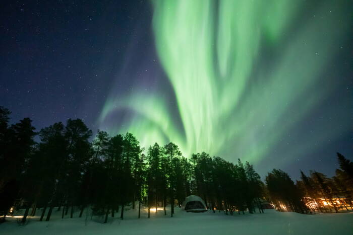 REUTERS/Alexander Kuznetsov Aurora Borealis (Cahaya Utara) terlihat di atas langit di Torassieppi di Lapland