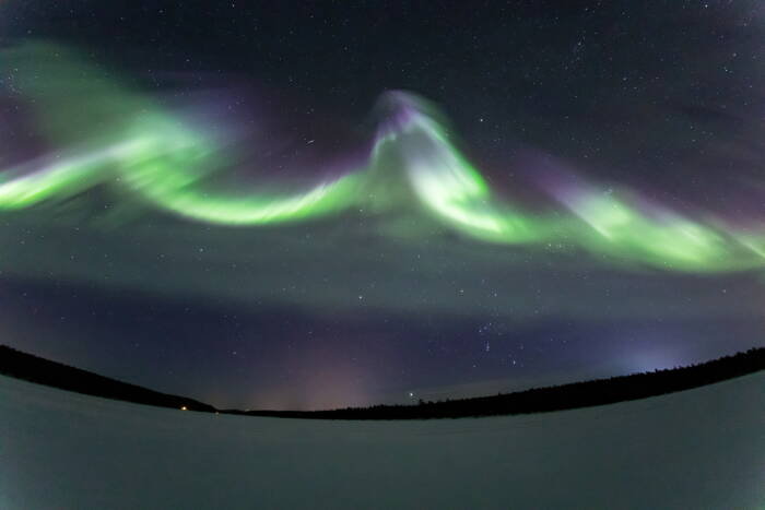 REUTERS/Alexander Kuznetsov Aurora Borealis (Cahaya Utara) terlihat di atas langit di Torassieppi di Lapland