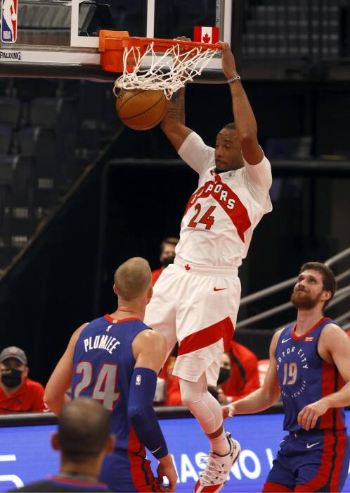 Penjaga Toronto Raptors, Norman Powell (24) meluncur di atas center Detroit Pistons, Mason Plumlee (24). REUTERS/Kim Klement Penjaga Toronto Raptors, Norman Powell (24) meluncur di atas center Detroit Pistons, Mason Plumlee (24)