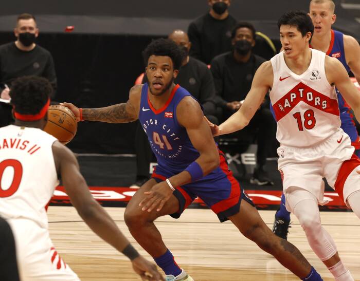Penyerang Detroit Pistons Saddiq Bey (41) melawan penyerang Toronto Raptors Yuta Watanabe (18). REUTERS/Kim Klement Penyerang Detroit Pistons Saddiq Bey (41) melawan penyerang Toronto Raptors Yuta Watanabe (18)